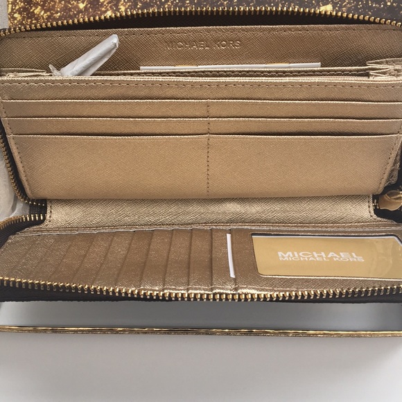 *ONLY 1 LEFT*  MK Star Studded  Leather Wallet - Picture 4 of 7